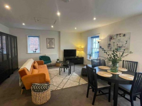 Large town centre apartment with parking